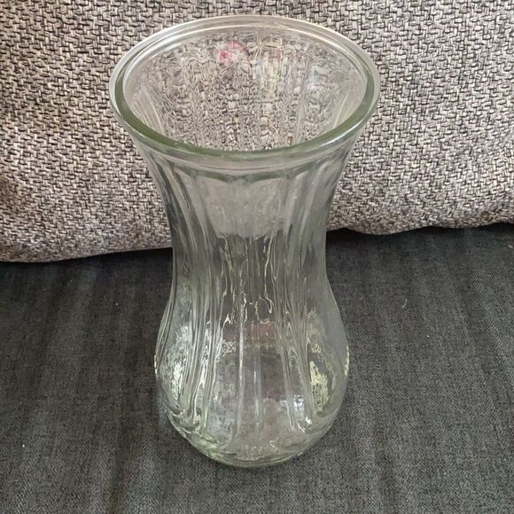 Vintage Gorgeous clear ribbed vase for your home, or office - Picture 2 of 6